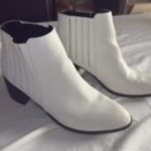 Quipid Womenโs Ankle Boots Size 10 White With Black Bottoms
